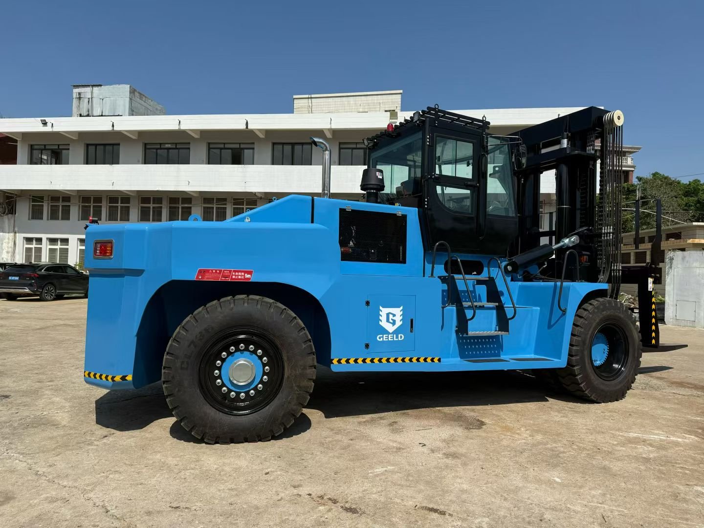 15-50 Ton Heavy Duty Diesel Forklift, High Capacity Fork Lift Truck for Port - Image 3